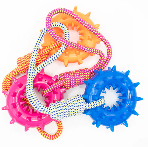 Wat zijn de voordelen van het uitrustingsontwerp van Cotton Rope With Plastic Gear Dog Toy?